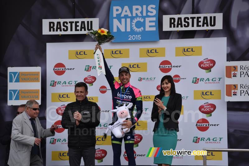 Davide Cimolai, etappewinnaar op het podium