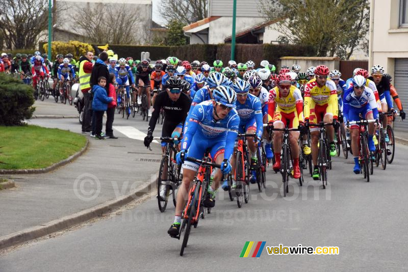 Het peloton begint de afdaling naar de voet van de Côte du Cimétière