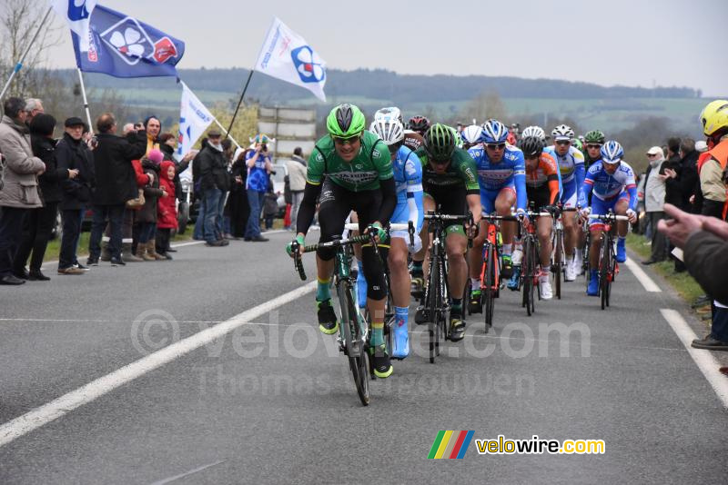 De eerste achtervolgingsgroep op de Côte de la Croix Baron