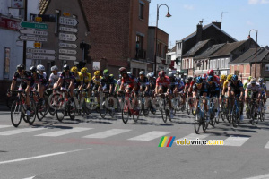 Le peloton traverse Wallers (538x)