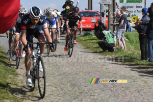 Le groupe de tête entre dans le secteur de Mons-en-Pévèle (680x)