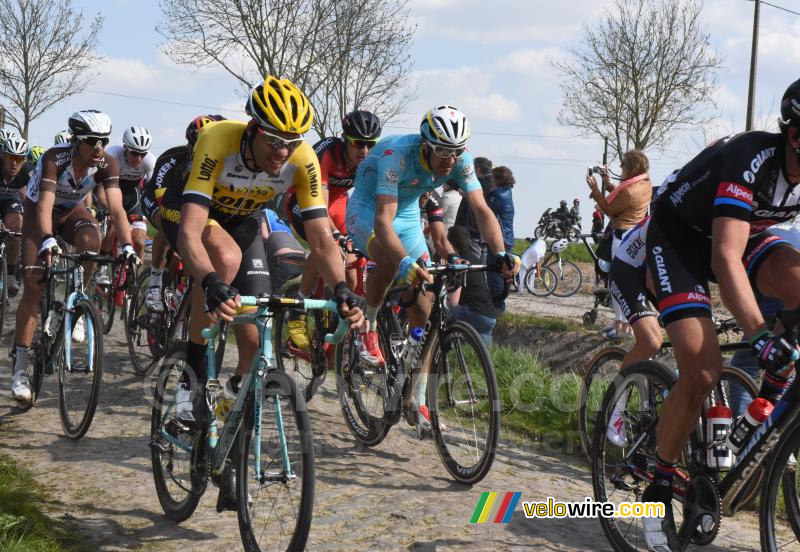 Het peloton in Mons-en-Pévèle (3)