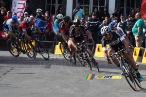 Le groupe de tête entre au Vélodrome (548x)
