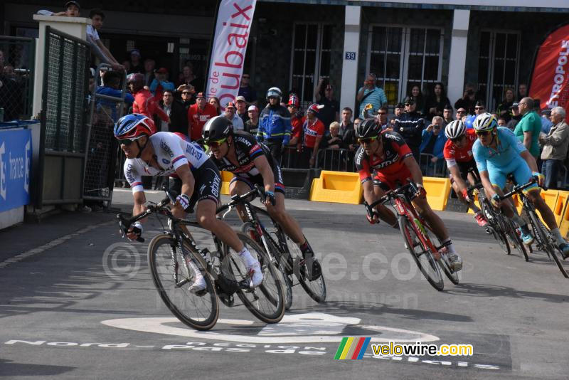 De kopgroep rijdt het Vélodrome binnen (3)