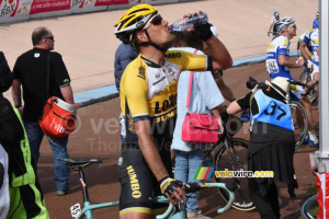 Maarten Tjallingii (LottoNL-Jumbo) se réhydrate (639x)