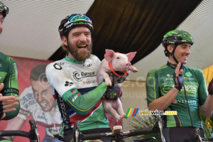 Dan Craven (Europcar) got the piglet he was dreaming of! (1618x)