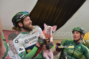 The piglet didn't want to be kissed by Dan Craven though (761x)