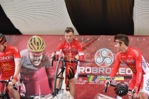 Steve Chainel (Cofidis) shows off his skills at the team presentation (903x)
