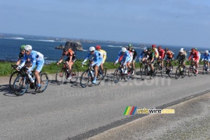 The peloton at the sea side (677x)