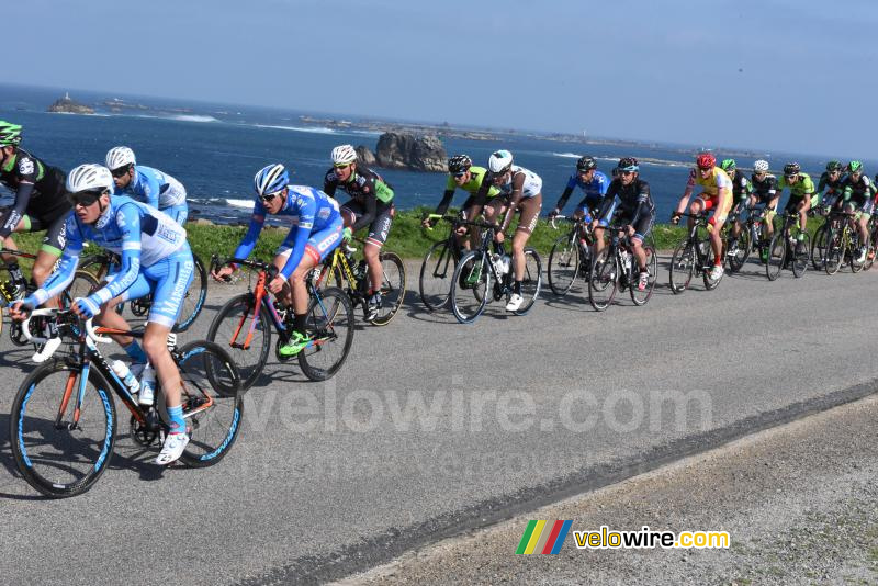 Het peloton aan de kust (3)
