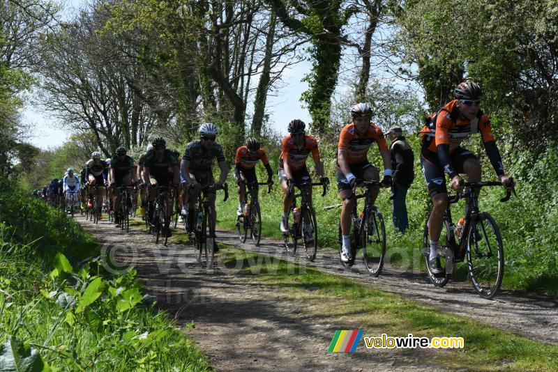 De Roompot ploeg aan de leiding in het peloton