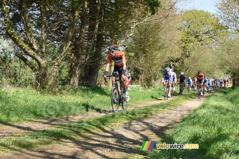 Het peloton op de ribin in Ploudaniel