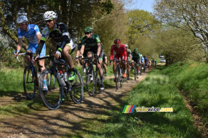 Le peloton dans le ribin à Ploudaniel (2) (666x)