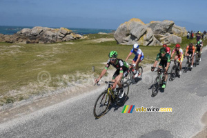 Le groupe de tête à Ménez Ham (702x)