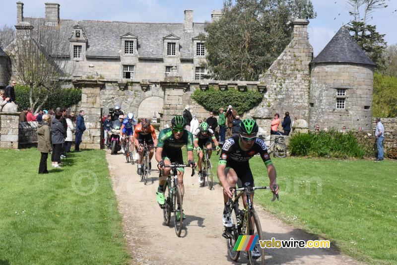 De kopgroep bij het kasteel van Kerouartz
