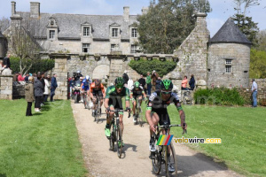 Le groupe de tête au château de Kerouartz (578x)