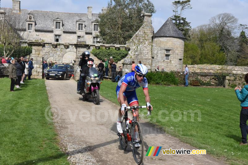 Alexandre Geniez (FDJ) bij het kasteel van Kerouartz
