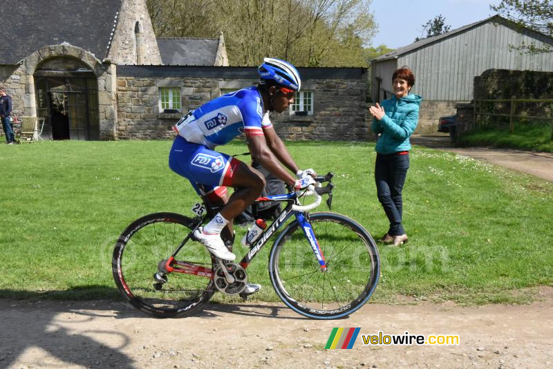 Lorrenzo Manzin (FDJ) bij het kasteel van Kerouartz
