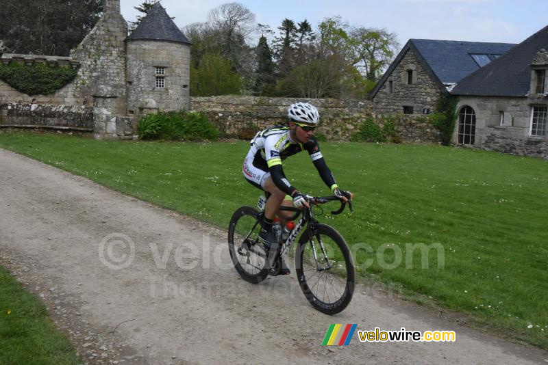 Patrick Jager (Team Vorarlberg) bij het kasteel van Kerouartz