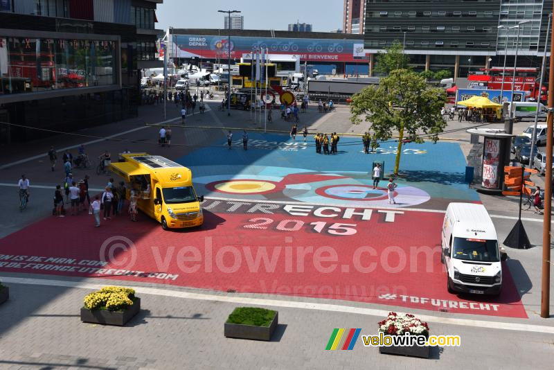 De vloerschildering tussen het station en  de Jaarbeurs