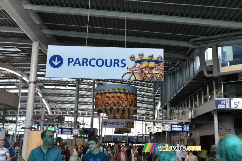 Zelfs in het station is het parcours aangegeven
