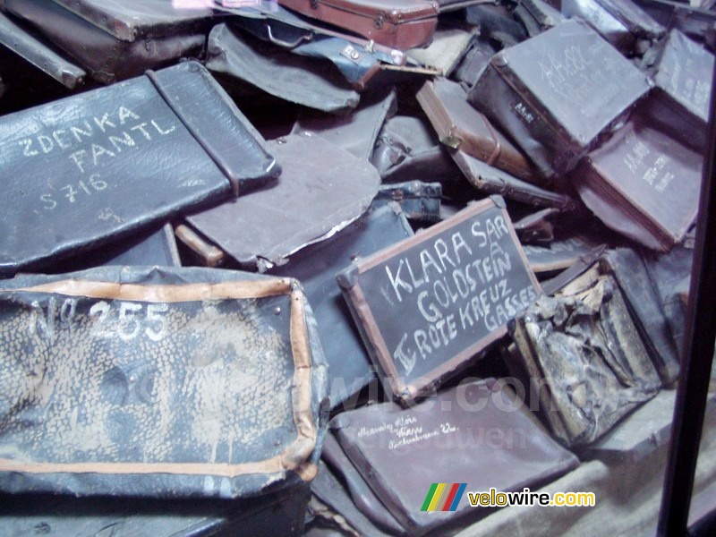 [Auschwitz] Een aantal van de vele koffers van de gevangenen
