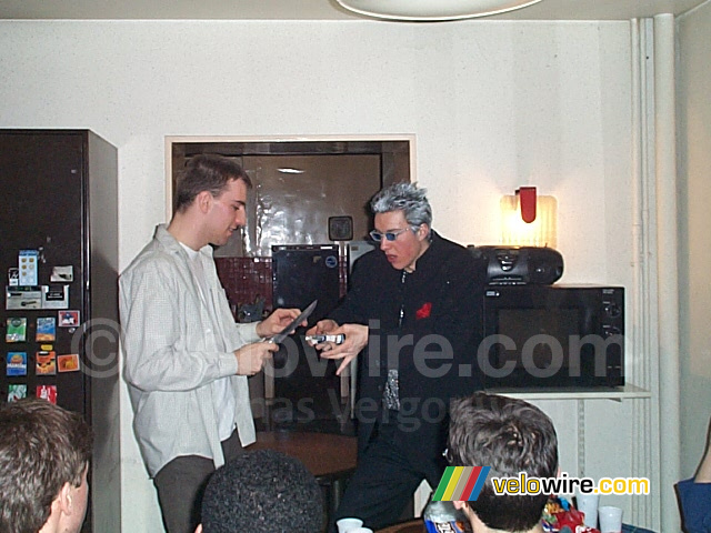 [Afscheidsfeestje Krzysztof & Bernard]: Vincent de goochelaar en Krzysztof