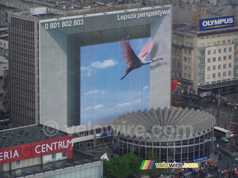 [Warschau] Een reclame met daarin de Grande Arche (La Défense, Parijs)