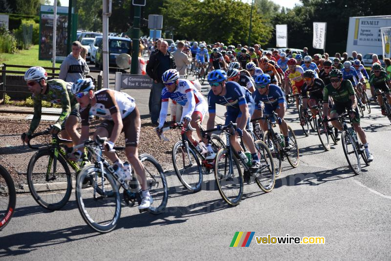 Het peloton in de tweede ronde in Isbergues