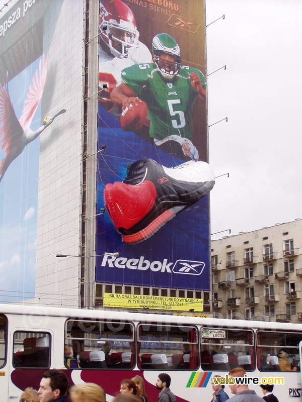 [Warschau] Reebok-reclame met een grote opgeblazen schoen