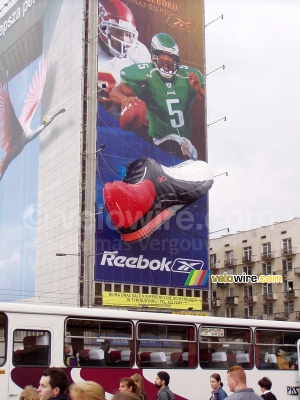 [Varsovie] Publicité de Reebok avec une grande chaussure gonflée (329x)