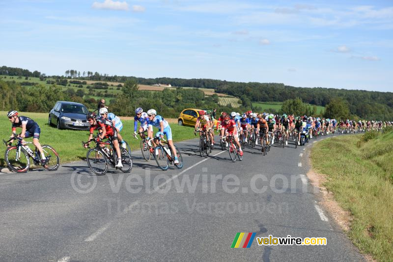 Het peloton in Sains-lès-Pernes