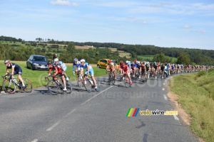 Le peloton à Sains-lès-Pernes (464x)