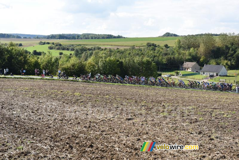 Het peloton in de klim van Estrée-Blanche (2)