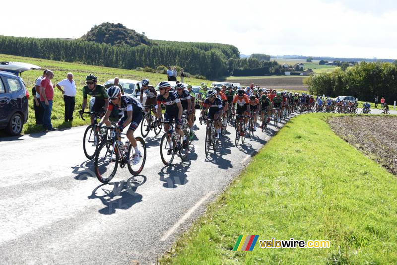Het peloton in de klim van Estrée-Blanche (3)