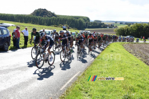 Le peloton sur la montée à Estrée-Blanche (3) (597x)
