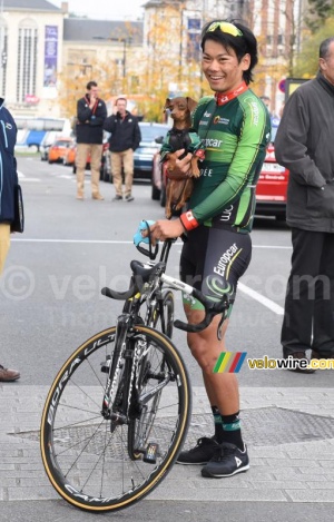 Yukiya Arashiro (Europcar) avec son chien (476x)