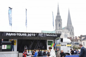 The Paris-Tours podium car in front of Chartres' cathedral (614x)