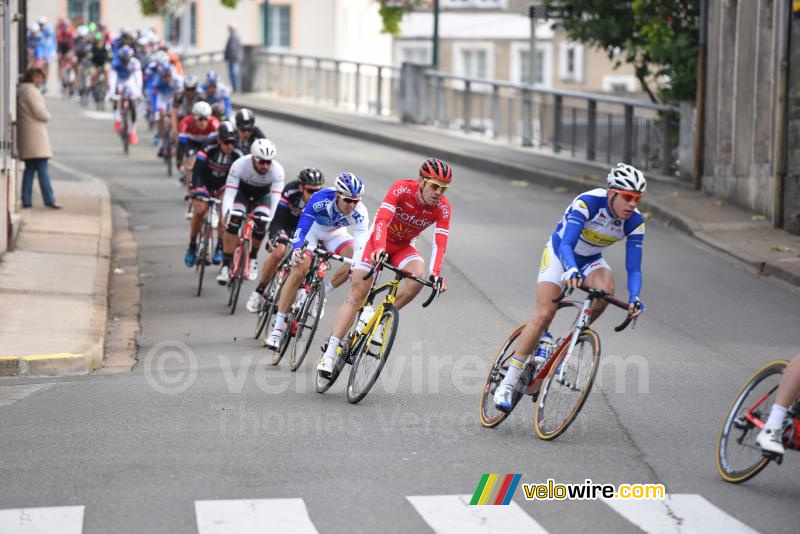 Het uitgerekte peloton in Cloyes-sur-le-Loir