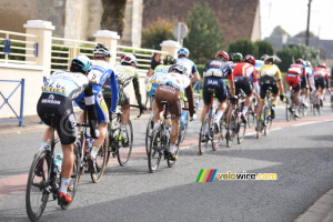 Le groupe de tête vu de dos à Crucheray (603x)