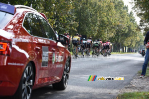 Le groupe de tête suivi de près par la voiture officielle (698x)