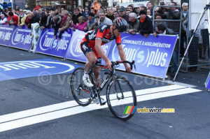 Greg van Avermaet (BMC Racing Team) avec une crevaison à l'avant (652x)