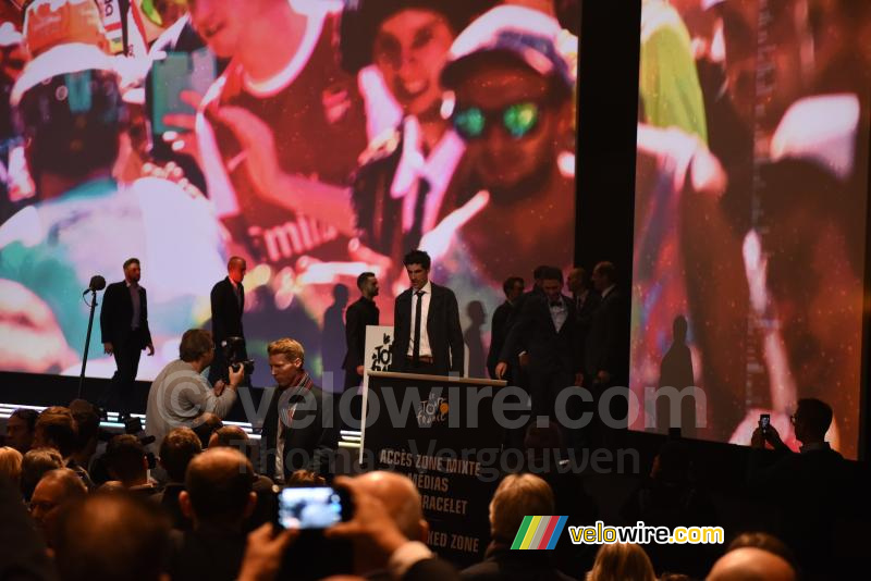 De renners komen de zaal binnen