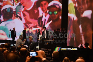 Les coureurs font leur entrée dans la salle (701x)