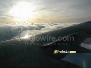 Nuages et le soleil vus depuis l'avion (190x)