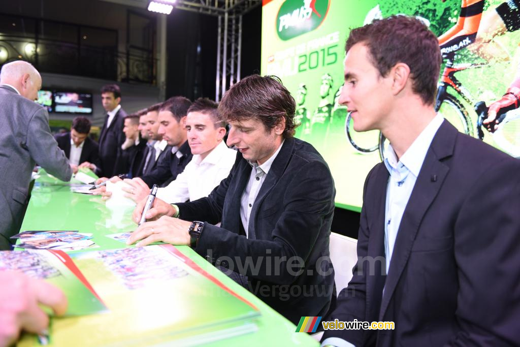 De renners nemen de tijd voor een signeersessie