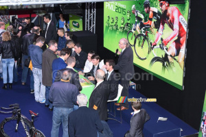 Les coureurs se prêtent au jeu des autographes (2) (667x)