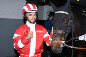 Nacer Bouhanni avec son cheval (665x)