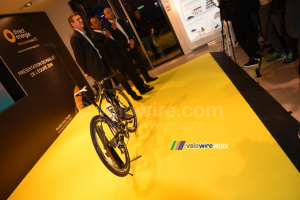 Le vélo de l'équipe Direct Energie, le directeur de Toyota France, Jean-René Bernaudeau et Xavier Caïtucoli, PDG de Direct Energie (1226x)
