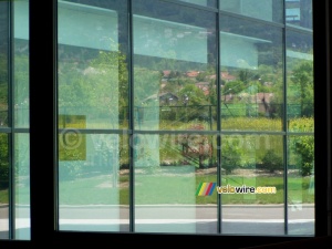 La vue depuis notre salle de réunion : un village au soleil (613x)